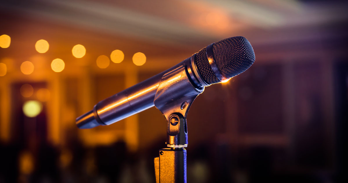 Lej Trådløs mikrofon på stativ ved arrangement